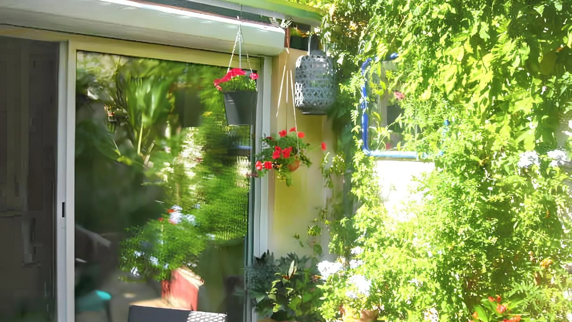Holiday home Maison Charmante Pres D'Avignon Avec Terrasse