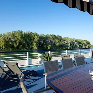 Bateau A Quai Le Chardonnay Avignon